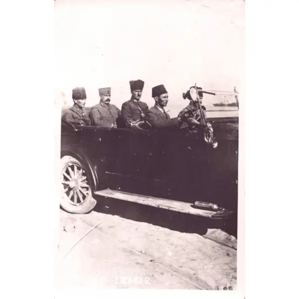 İzmir´de resmî makam aracında Mustafa Kemal Atatürk, Salih Bozok ve beraberindekiler