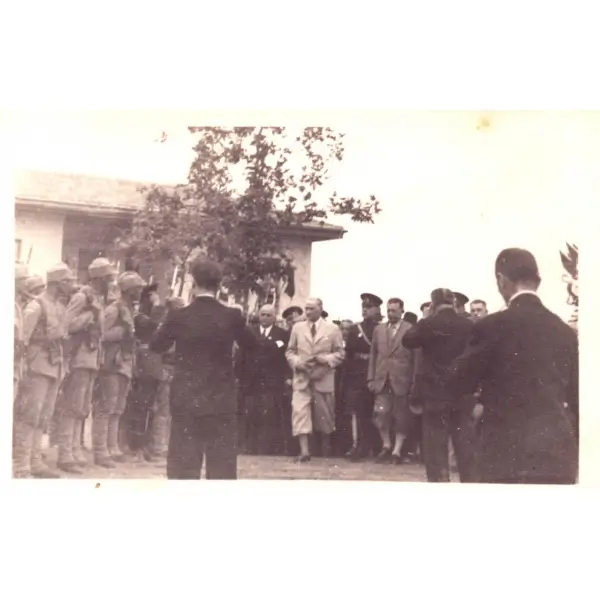 Mustafa Kemal Atatürk´e selam duran askerî kıta