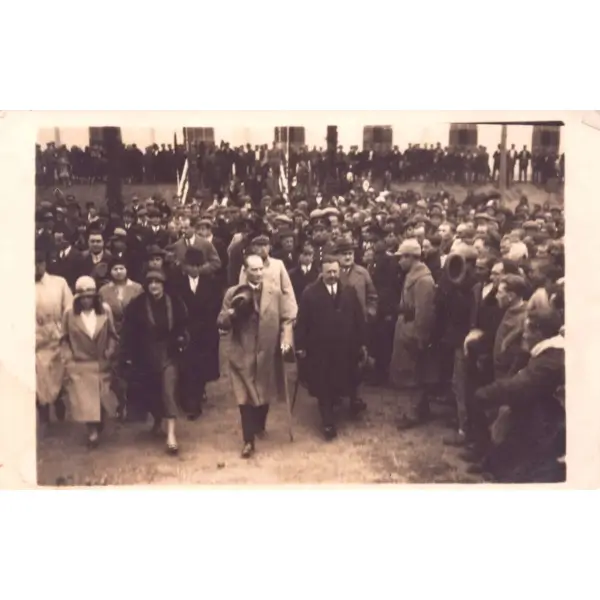 Şapkasıyla halkı selamlayan Mustafa Kemal Atatürk ve beraberindekiler