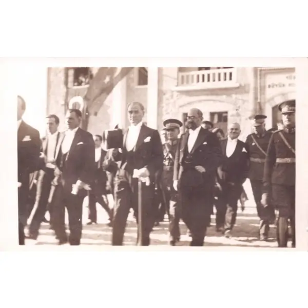 Meclisten çıkışı esnasında Mustafa Kemal Atatürk ve beraberindekiler