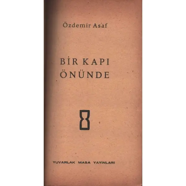 BİR KAPI ÖNÜNDE, Özdemir Asaf, Yuvarlak Masa Yayınları, 1957, 11x20 cm