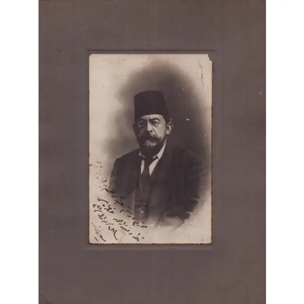 Yusuf Akçura'dan ithaflı ve imzalı fotoğraf