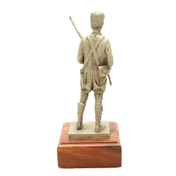 Ünlü Amerikan heykeltıraş Lloyd Lillie tarafından imal edilmiş, American Chronicle Collection koleksiyonundan İngiliz askerî üniformalı kurşun heykel, 20x8x8 cm