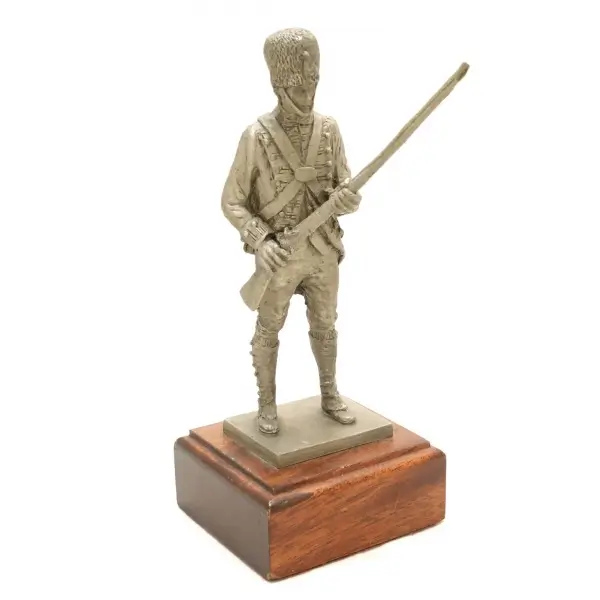 Ünlü Amerikan heykeltıraş Lloyd Lillie tarafından imal edilmiş, American Chronicle Collection koleksiyonundan İngiliz askerî üniformalı kurşun heykel, 20x8x8 cm