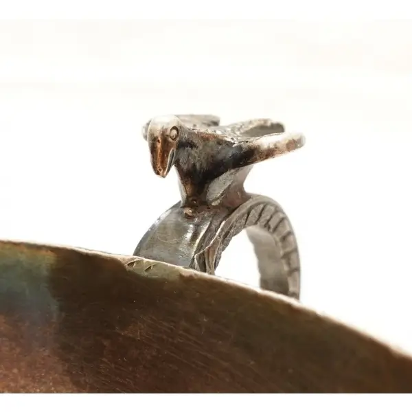 Tuğralı kalem işçilikli, üzerine kuş konmuş dal formundaki kulbu ile dikkat çeken Osmanlı dönemi kallavi boy gümüş çamçak, 195 g, 16x6 cm