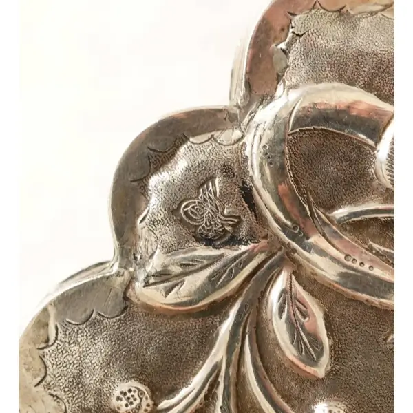 Osmanlı tuğralı, kabartma ve kalem işçilikli floral motiflerle bezeli gümüş ayna, 20x1 cm