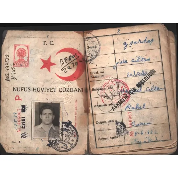Türkiye Cumhuriyeti nüfus hüviyet cüzdanı... 20 Eylül 1958 tarihli hüviyet cüzdanı, 8.6.1932 tarihinde Bursa'da doğmuş Musevi Türk vatandaşımız Jak Şiltin Özşardaş´a ait askerlik celbi ve askerlik yoklamaları yapıldığına dair kayıtları da içerir.