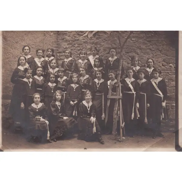 1900 doğumlu olan Renée Bluementhal´in kız okulunda üniforması içinde sınıf arkadaşları ile çekilmiş fotoğrafı...