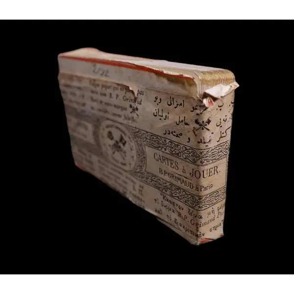1909 Paris Fuarı´ndan Osmanlıca-Rumca-Ermenice-İbranice(ladino)-Fransızca etiketli açılmamış ambalajı içinde poker kartları, 9x6x1,5 cm