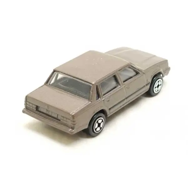 Orijinal kutusunda Britanya malı, Corgi marka Volvo 760 Saloon model oyuncak araba, 8x3 cm
