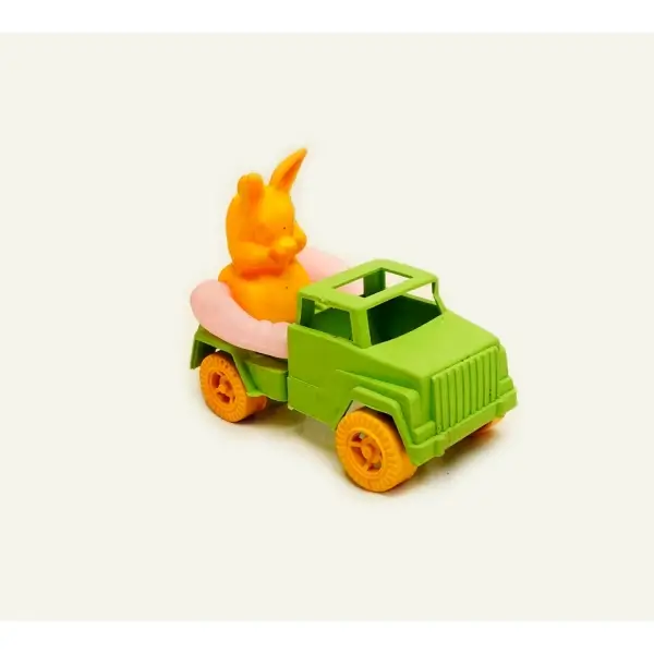 Üzerinde tavşan figürü bulunan yerli malı plastik kamyon, 15x12x7 cm