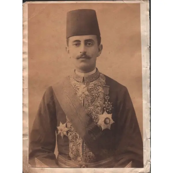 Mustafa Haşim Paşa´nın oğlu Yusuf Bey´in Rütbe-i Bala aldığı zaman çektirdiği fotoğrafı, 9x13 cm...