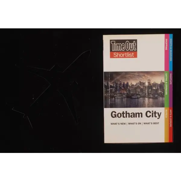 Turkish Airlines´ın (Türk Hava Yolları) BATMAN V SUPERMAN: Dawn of Justice filmine özel ürettiği model uçak ve Gotham City rehberi kutusu, 30x20x5 cm...