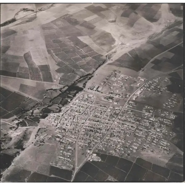 Adıyaman´ın Kahta ilçesinin 9 Ekim 1962 tarihinde havadan çekilmiş fotoğrafı, 23x23 cm...