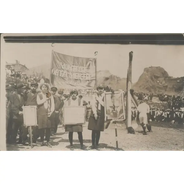 Muhtelit Orta Mektep talebelerinin 23 Nisan 1929 Ulusal Egemenlik ve Çocuk Bayramı kutlamalarından hatıra fotoğrafı, 14x9 cm...
