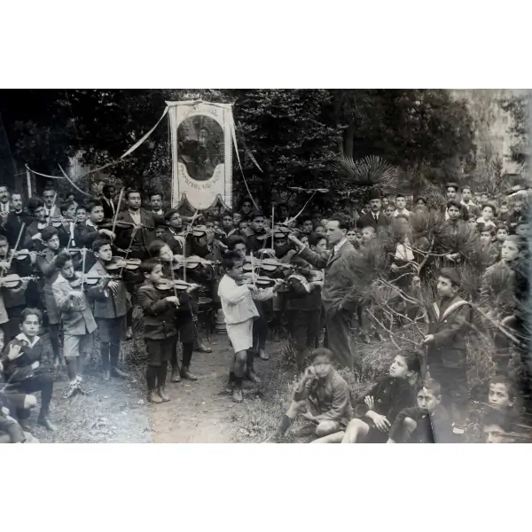 Özel bir günde keman çalan Ermeni mektebi talebeleri, Fotoğrafçı D. Joseph ıslak imzalı, 1923 tarihli, 40x30 cm...