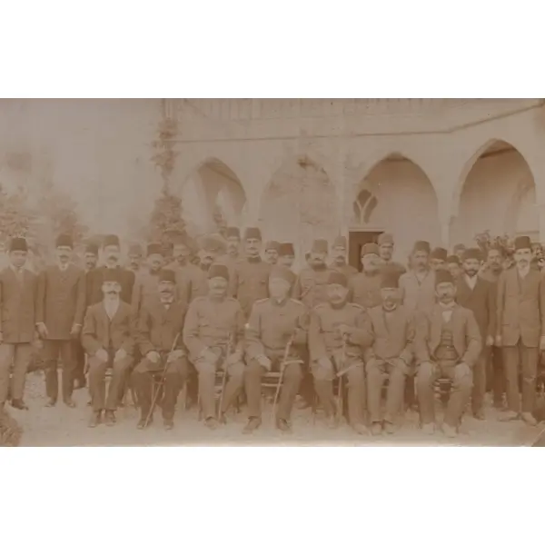 Şam Askeri Gazinosu´nda 18 Şubat 1329 tarihli, asker ve sivillerden oluşan heyetin hatıra fotoğrafı, 14x9 cm...