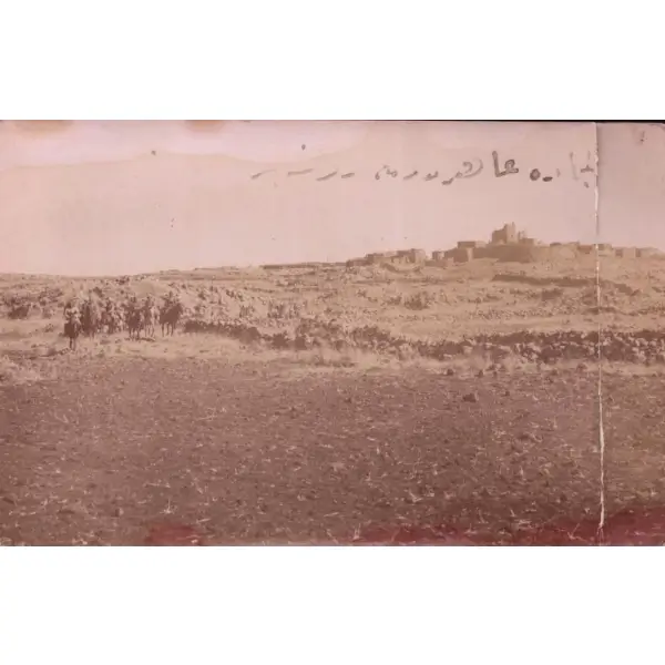 Türk süvari birliği arazide ilerlerken, 14x9 cm...