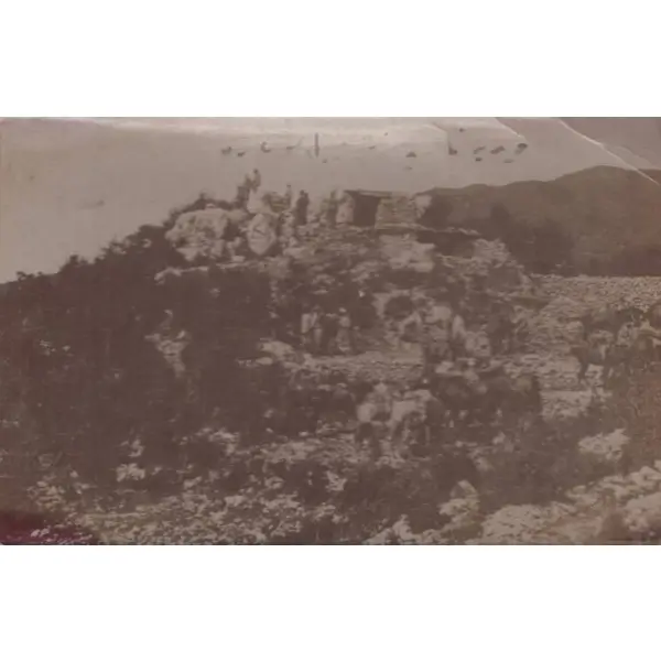 Hakim bir tepe üzerinde Türk askerleri, ed.: K. Missirlian-Alep, 14x9 cm...