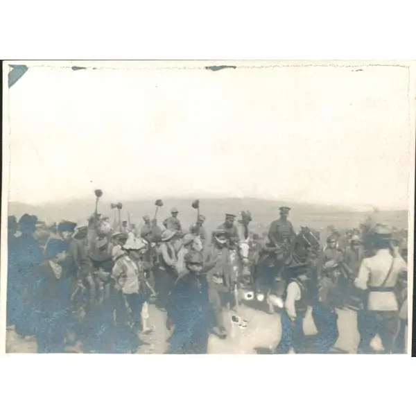 Kubilay Olayı sonrası Menemen´e intikal eden Türk askerleri, Öğretmen Kubilay´ı şehit eden isyancıların kazığa geçirilmiş kelleleriyle şehre dönerken, 13x10 cm...
