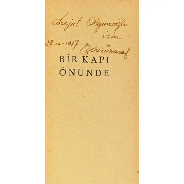 BİR KAPI ÖNÜNDE, Özdemir Asaf, 1957, Yuvarlak Masa Yayınları, 80 sayfa, 11x20 cm, İTHAFLI ve İMZALI...