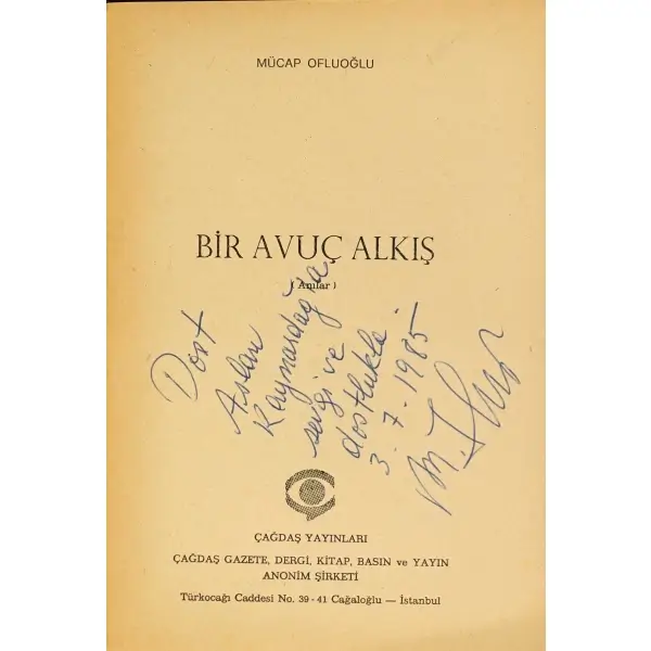 BİR AVUÇ ALKIŞ, Mücap Ofluoğlu, 1985, Çağdaş Yayınları, 452 sayfa, 14x20 cm, İTHAFLI ve İMZALI...