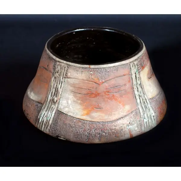 Nasip İyem (1921-2011) imzalı seramik çanak saksı, sırsız yüzeyine kalem işçiliğiyle dört farklı yüz tasviri çizilmiştir, 14 cm yükseklik, 13 cm çap...