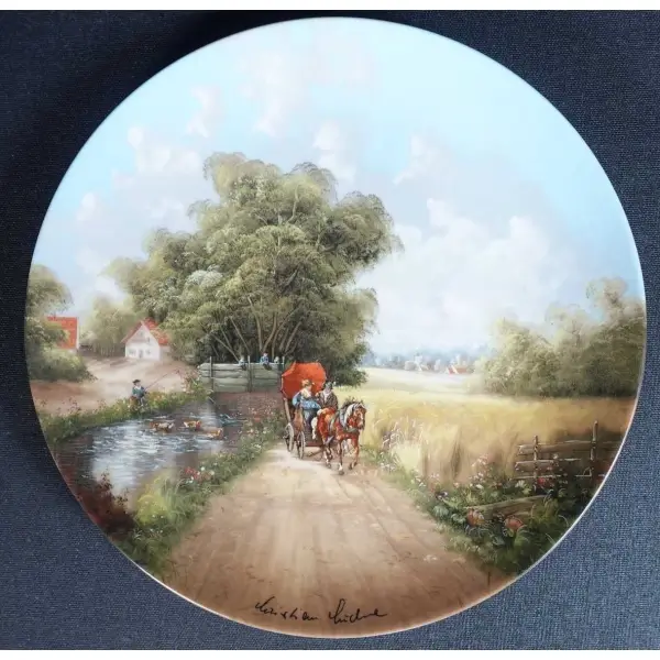 Alman malı ´´Seltmann Weiden´´ marka, elle renklendirme at arabasında romantik çift temalı porselen duvar tabağı, orijinal kutusu ve sertifikası ile birlikte, ürün numarası: A 9097, çap 19 cm...