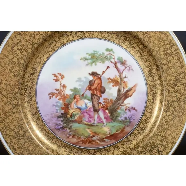 Fransız ´´LİMOGES´´ Marka tabağın yüzeyi elle renklendirilmiş romantik çift konulu çevresi altın yaldız kaplama floral desenler ile bezelidir. Çap 26 cm