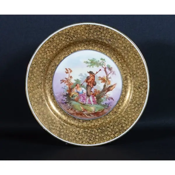 Fransız ´´LİMOGES´´ Marka tabağın yüzeyi elle renklendirilmiş romantik çift konulu çevresi altın yaldız kaplama floral desenler ile bezelidir. Çap 26 cm
