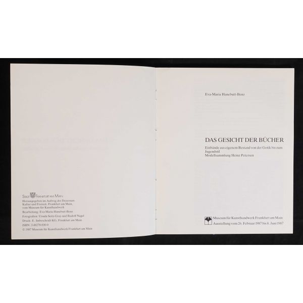 Avrupa cilt sanatının Gotik´ten Art Nouveau´ya uzanan çeşitli örneklerine dair Almanca sergi kataloğu: DAS GESICHT DER BÜCHER, Eva-Maria Hanebutt-Benz, 1987, Museum für Kunsthandwerk Frankfurt am Main, 80 sayfa, 20x24 cm...
