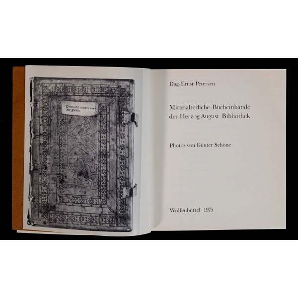 Almanya´da bulunan Herzog August Kütüphanesi bünyesindeki Orta Çağ kitap ciltleri kataloğu: MITTELALTERLICHE BUCHEINBANDE DER HERZOG AUGUST BIBLIOTHEK, Dag-Ernst Petersen, 1975, Wolfenbüttel, 91 sayfa, 19x21 cm...