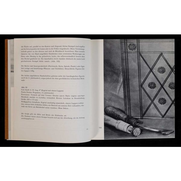 Almanya´da bulunan Herzog August Kütüphanesi bünyesindeki Orta Çağ kitap ciltleri kataloğu: MITTELALTERLICHE BUCHEINBANDE DER HERZOG AUGUST BIBLIOTHEK, Dag-Ernst Petersen, 1975, Wolfenbüttel, 91 sayfa, 19x21 cm...