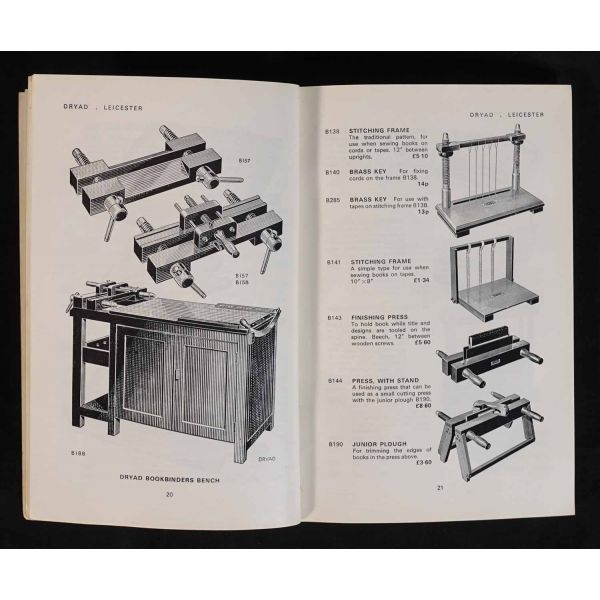 Almanya´da bulunan Herzog August Kütüphanesi bünyesindeki Orta Çağ kitap ciltleri kataloğu: MITTELALTERLICHE BUCHEINBANDE DER HERZOG AUGUST BIBLIOTHEK, Dag-Ernst Petersen, 1975, Wolfenbüttel, 91 sayfa, 19x21 cm...