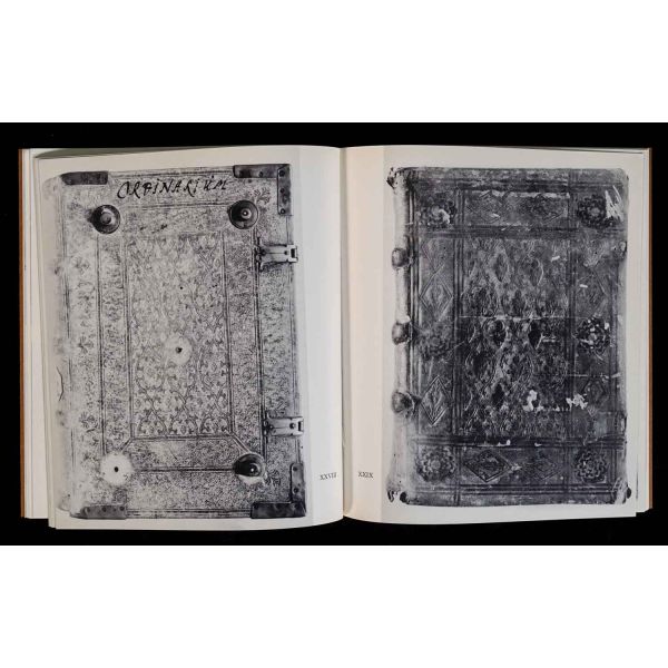 Almanya´da bulunan Herzog August Kütüphanesi bünyesindeki Orta Çağ kitap ciltleri kataloğu: MITTELALTERLICHE BUCHEINBANDE DER HERZOG AUGUST BIBLIOTHEK, Dag-Ernst Petersen, 1975, Wolfenbüttel, 91 sayfa, 19x21 cm...