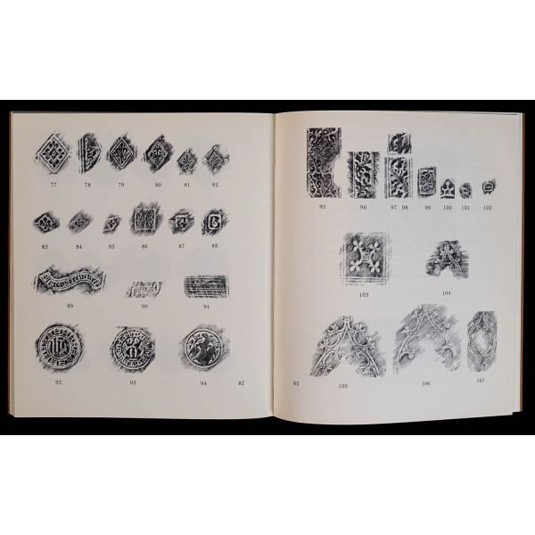 Almanya´da bulunan Herzog August Kütüphanesi bünyesindeki Orta Çağ kitap ciltleri kataloğu: MITTELALTERLICHE BUCHEINBANDE DER HERZOG AUGUST BIBLIOTHEK, Dag-Ernst Petersen, 1975, Wolfenbüttel, 91 sayfa, 19x21 cm...