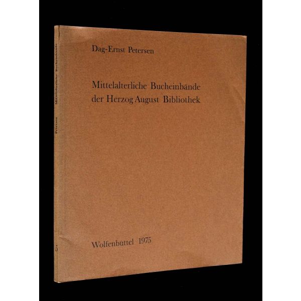 Almanya´da bulunan Herzog August Kütüphanesi bünyesindeki Orta Çağ kitap ciltleri kataloğu: MITTELALTERLICHE BUCHEINBANDE DER HERZOG AUGUST BIBLIOTHEK, Dag-Ernst Petersen, 1975, Wolfenbüttel, 91 sayfa, 19x21 cm...