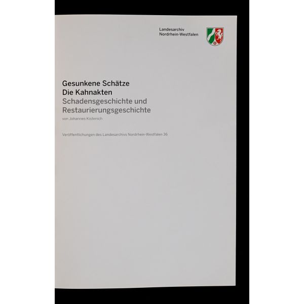 Mart 1945´te mavnalarla nakliye edilirken denizin dibini boylayan Alman Devlet Arşivine ait belgelerin restorasyon çalışmalarına dair Almanca kitap: GESUNKENE SCHATZE DIE KAHNAKTEN, Johannes Kistenich, Landesarchiv Nordrhein-Westfalen, 55 sayfa, 17x24 cm...
