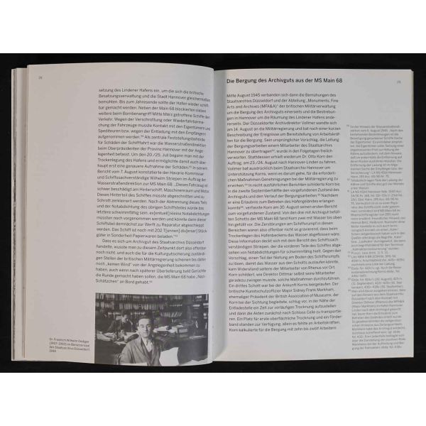 Mart 1945´te mavnalarla nakliye edilirken denizin dibini boylayan Alman Devlet Arşivine ait belgelerin restorasyon çalışmalarına dair Almanca kitap: GESUNKENE SCHATZE DIE KAHNAKTEN, Johannes Kistenich, Landesarchiv Nordrhein-Westfalen, 55 sayfa, 17x24 cm...