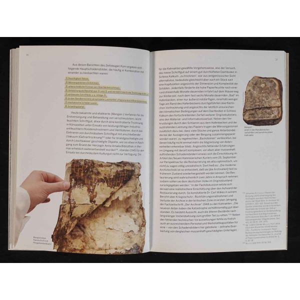 Mart 1945´te mavnalarla nakliye edilirken denizin dibini boylayan Alman Devlet Arşivine ait belgelerin restorasyon çalışmalarına dair Almanca kitap: GESUNKENE SCHATZE DIE KAHNAKTEN, Johannes Kistenich, Landesarchiv Nordrhein-Westfalen, 55 sayfa, 17x24 cm...