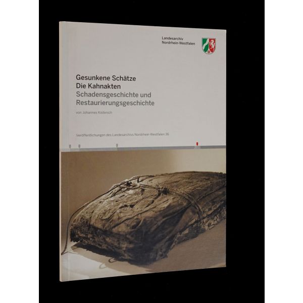 Mart 1945´te mavnalarla nakliye edilirken denizin dibini boylayan Alman Devlet Arşivine ait belgelerin restorasyon çalışmalarına dair Almanca kitap: GESUNKENE SCHATZE DIE KAHNAKTEN, Johannes Kistenich, Landesarchiv Nordrhein-Westfalen, 55 sayfa, 17x24 cm...