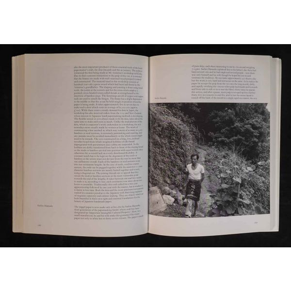 Günümüz teknikleri ve kullanımlarıyla bugünün el yapımı kâğıtçılığına dair İngilizce kitap: HANDMADE PAPER TODAY, Silvie Turner & Birgit Skiöld, 1983, Lund Humphries, London, 280 sayfa, 20x27 cm...