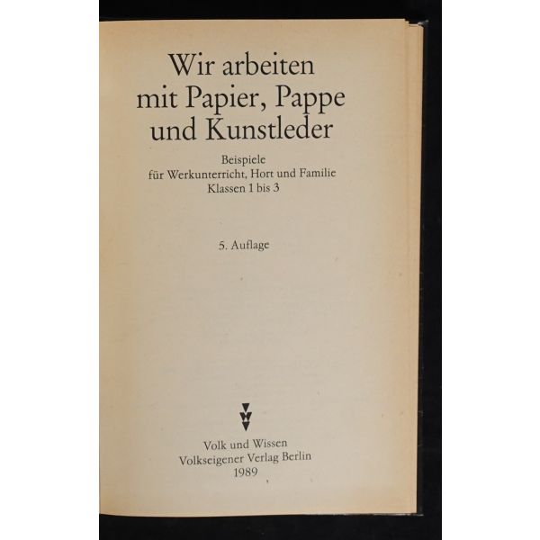 Kâğıt, karton ve suni deri ile el işi dersleri: WIR ARBEITEN MIT PAPIER, PAPPE UND KUNSTLEDER, editörler: Egbert Bahring, Rudolf Gerecke & Siegfried Herrmann, 1989, Volk und Wissen, 176 sayfa, 15x22 cm...