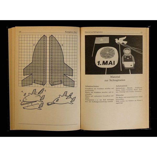 Kâğıt, karton ve suni deri ile el işi dersleri: WIR ARBEITEN MIT PAPIER, PAPPE UND KUNSTLEDER, editörler: Egbert Bahring, Rudolf Gerecke & Siegfried Herrmann, 1989, Volk und Wissen, 176 sayfa, 15x22 cm...