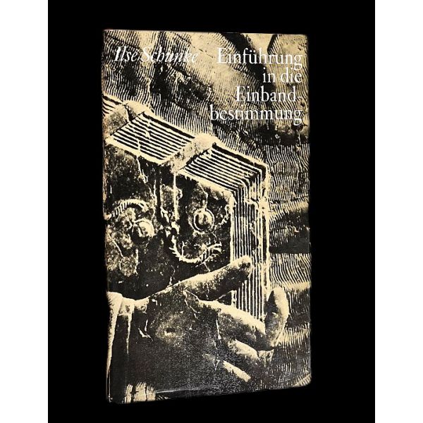 Erken dönem cilt sanatına dair Almanca kitap: EINFÜHRUNG IN DIE EINBANDBESTİMMUNG, Ilse Schunke, 1977, Veb Verlag Der Kunst, Dresden, 127 sayfa, 13x22 cm...