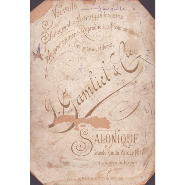 Fesli zenci beyefendi ve minik hanımın stüdyo hatıra kabin fotoğrafı, S. Camliel & Pier, Salonique, 11x16 cm...