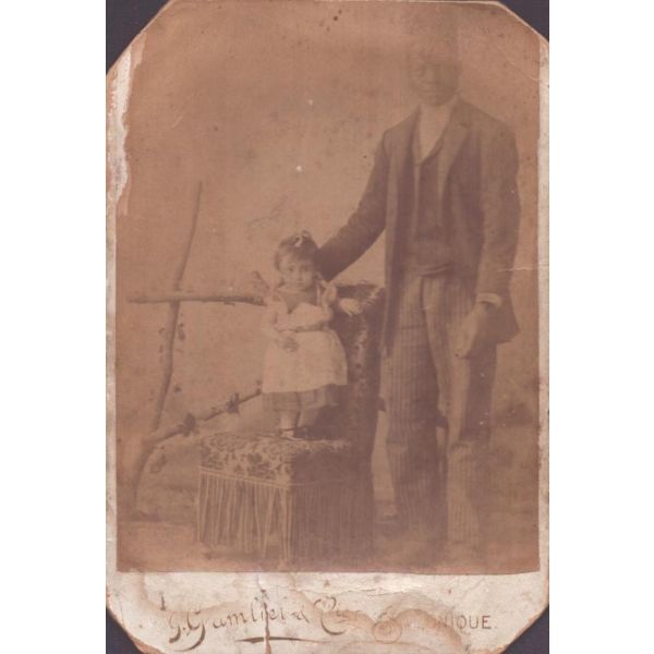 Fesli zenci beyefendi ve minik hanımın stüdyo hatıra kabin fotoğrafı, S. Camliel & Pier, Salonique, 11x16 cm...