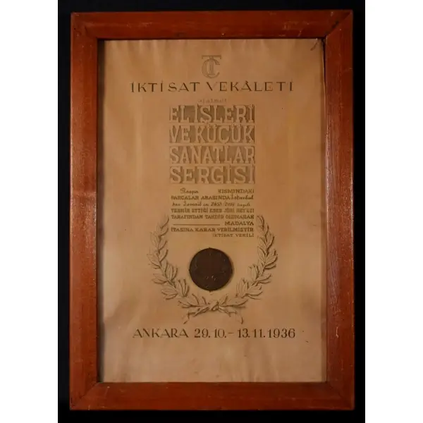 Ankara 1936 El İşleri ve Küçük Sanatlar Sergisi Madalyası ve Beratı, çerçevesiyle birlikte 40x56 cm...