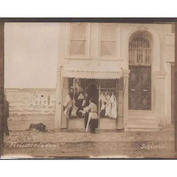 Osmanlı döneminden Şişli´de bulunan bir kasabı dükkânın önüne et asarken gösteren enstantane fotoğraf, Fleischerladen (Kasap dükkânı), Schischli (Şişli), 13x10 cm...