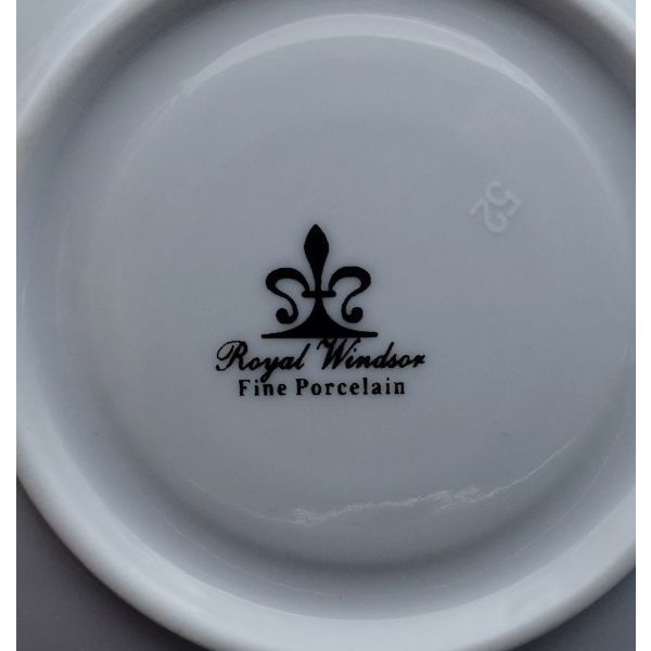 Royal Windsor Fine Porcelain damgalı pedastral formda porselen fincan, fincan çapı 7 cm, yüksekliği 6 cm, tabak çapı 11 cm...